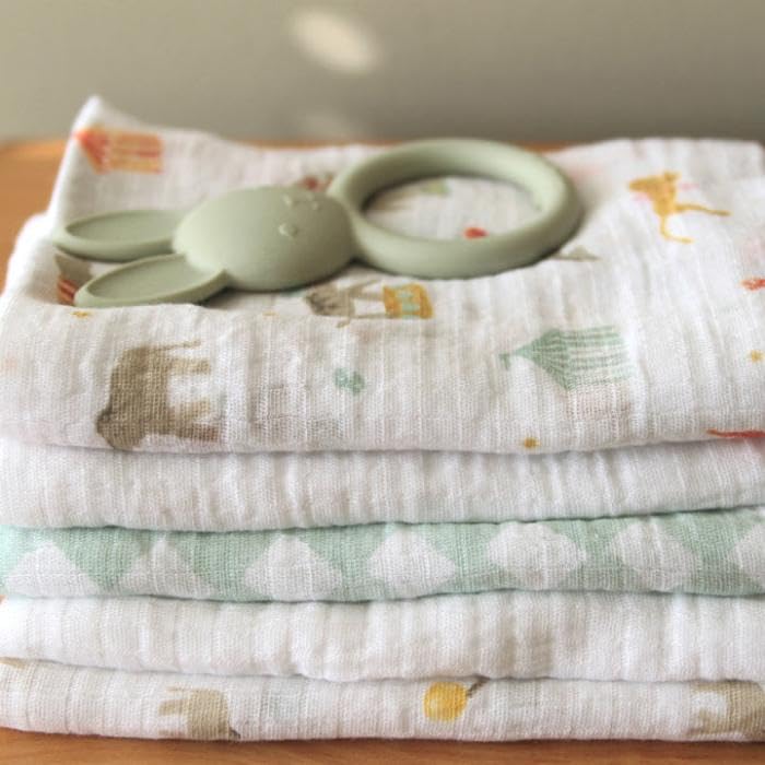 Carrés mousseline coton Aden + Anais : bavoir épaule et couverture bébé multi-usage