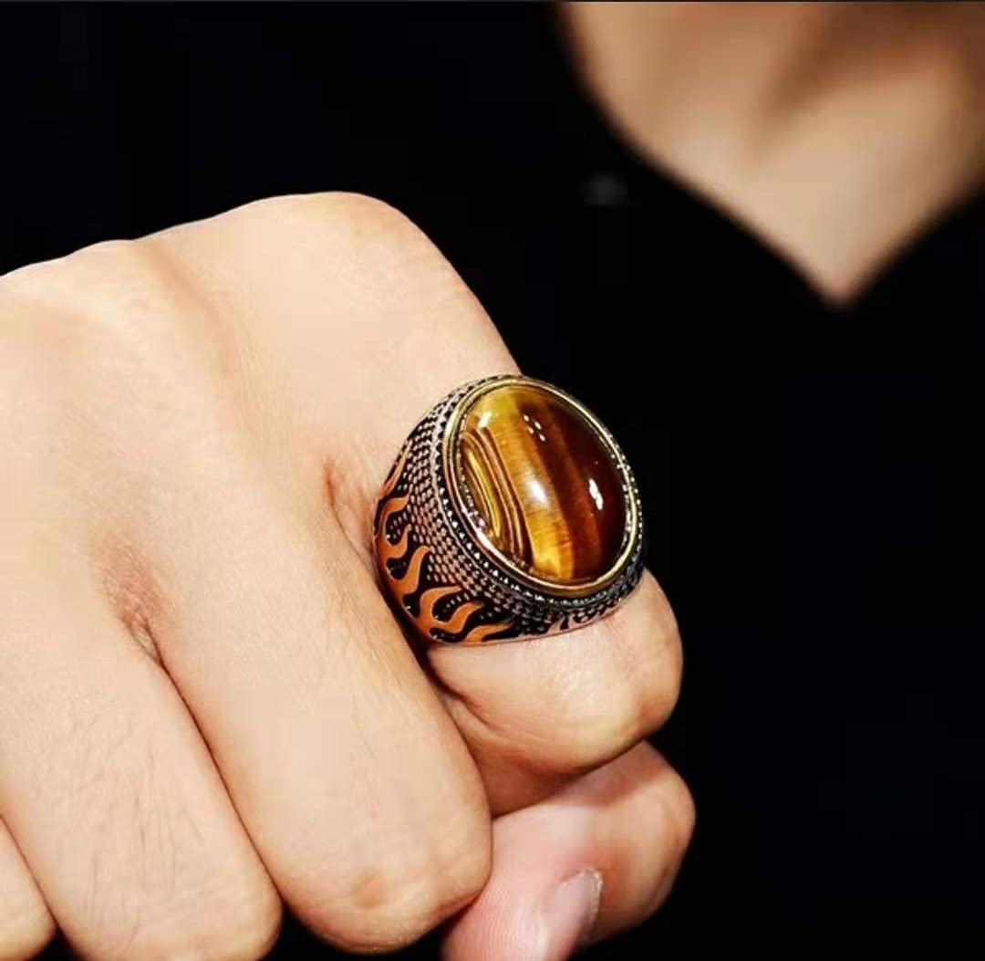 Tigerauge Herrenring, handgefertigt, Vintage-Stil, Edelstahl, geschnitztes Flammenmuster, ovales Edelstein-Emblem, Naturstein-Ring, personalisierter Motorrad-Schmuck