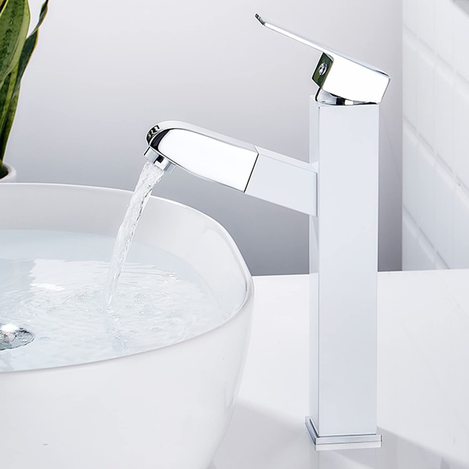 Robinet de lavabo blanc design pour harmoniser la cuisine et la douche