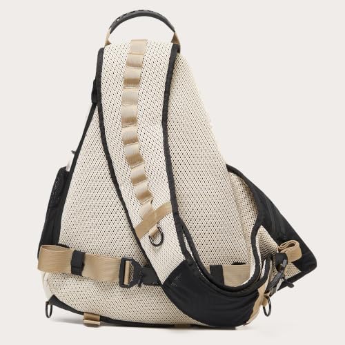 Bandolera Oakley LATITUDE SLING PACK negra cómoda y resistente para el día a día 5