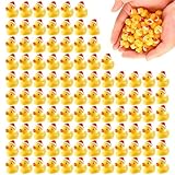 🐥【Réaliste et Beau】La forme des mini canards en résine avec chapeau de Père Noël est réaliste et très belle. Voici 100 mini canards de Noël mignons. Les mini canards utilisent de nombreux canards de conte de fées, vifs, lumineux et colorés, rendant votre jardin plus beau.