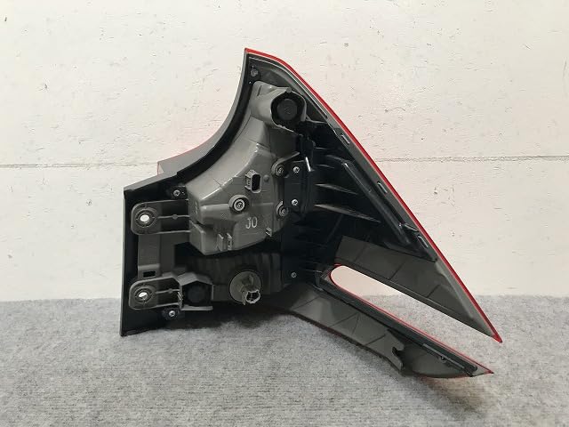GB5 フリード 右テールランプ コイト 220-62201 (43763) GB5 フリード 右テールランプ コイト 220-62201 (43763) - メルカリ