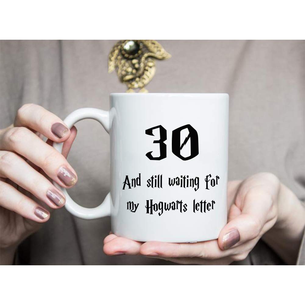'30 and Still Waiting for My Hogwart' kubek z literami, prezenty na 30. urodziny dla mężczyzn, zabawny 1992 30-letnie prezenty urodzinowe 325 ml kubki do kawy dla niego, przyjaciela, taty, brata, męża