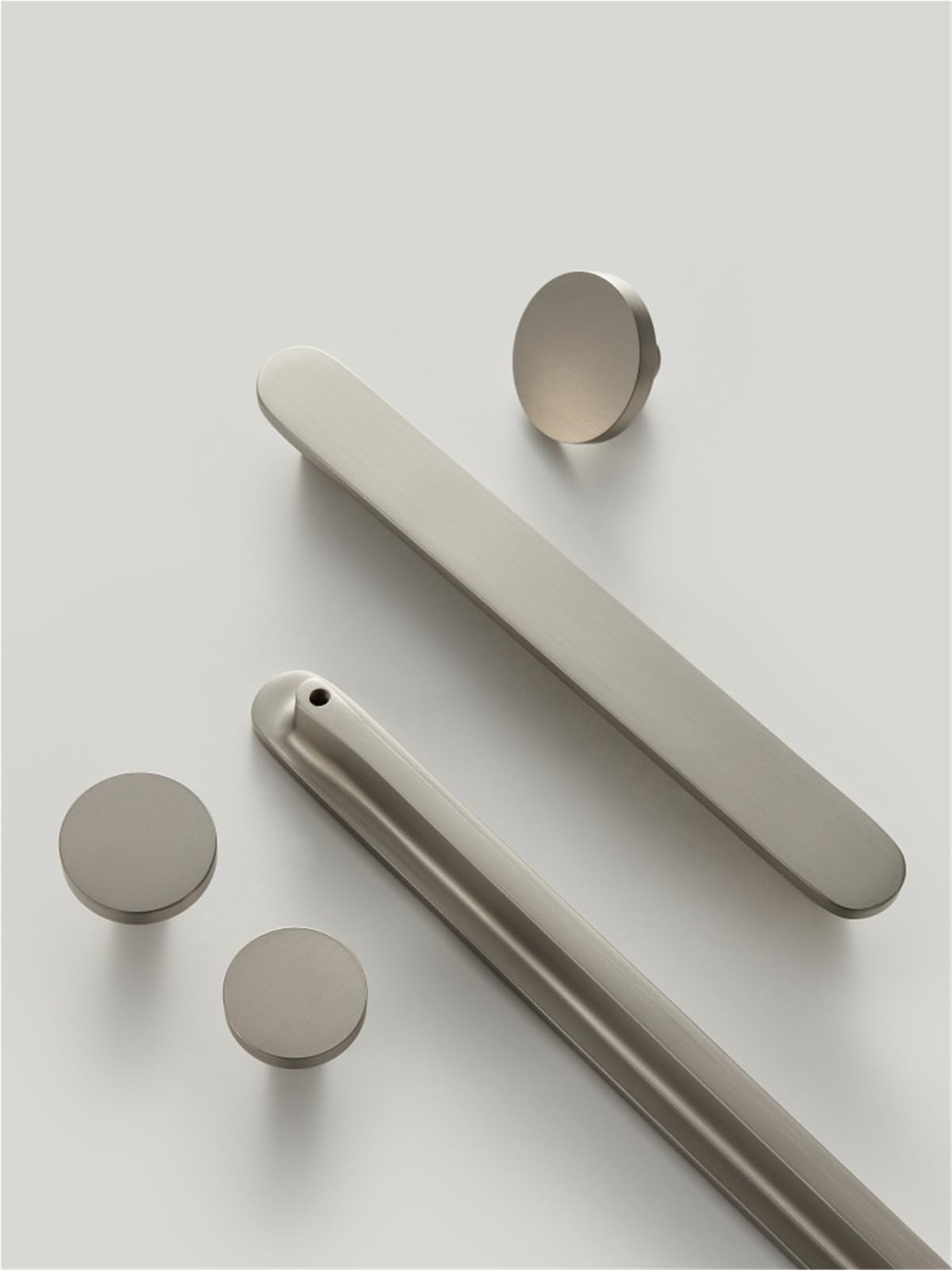 Poignée de meuble en nickel brossé élégante finition argent mat CH031