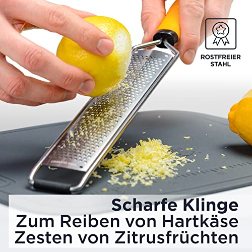 Foto von Deiss PRO Käsereibe - Parmesankäse, Zitrone, Ingwer, Knoblauch, Muskatnuss, Schokolade, Gemüse, Früchte - Rasiermesserscharfe Edelstahlklinge, breit, spülmaschinenfest