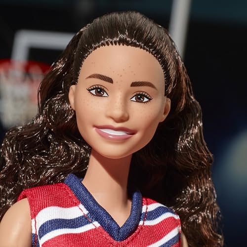 Muñeca Barbie Signature Sue Bird con balón de baloncesto miniatura 3