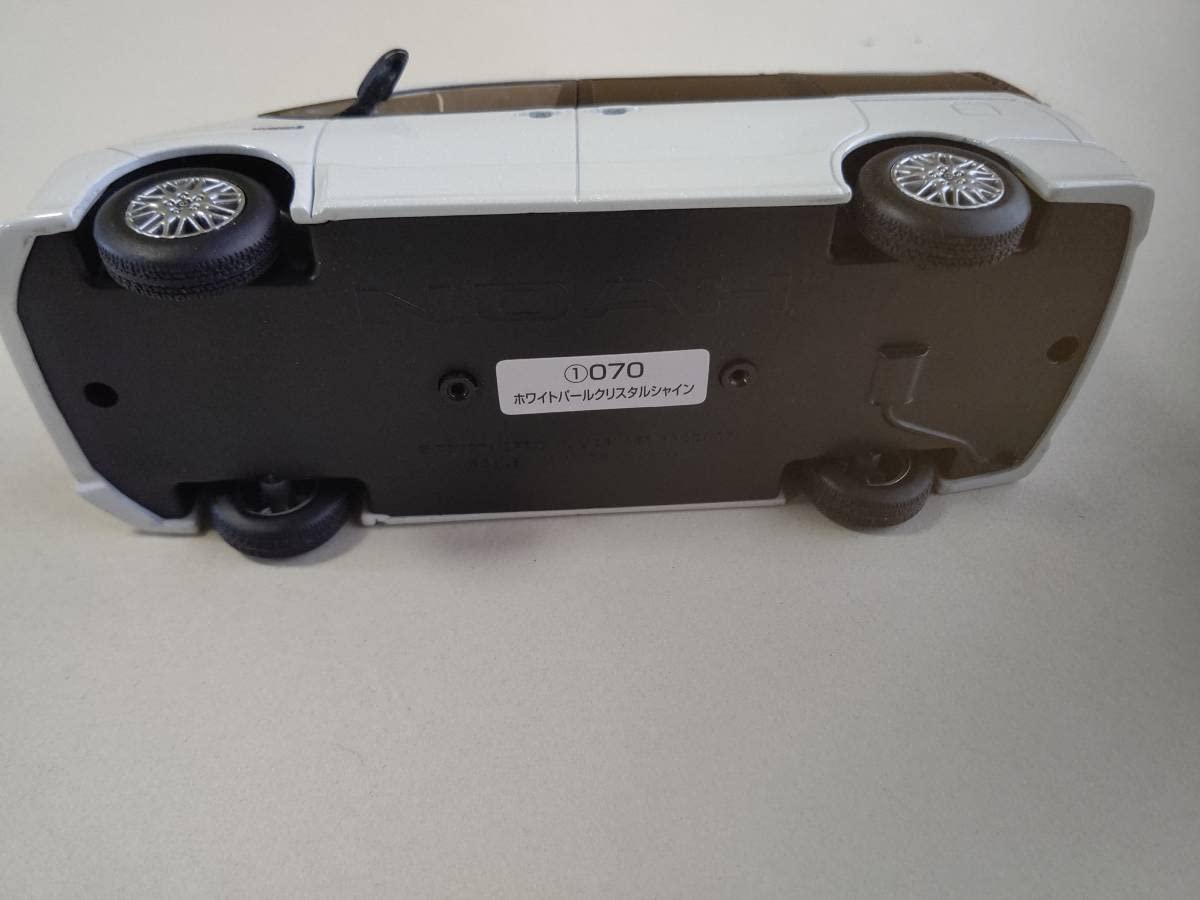 トヨタ　ノア　ミニカー　ホワイトパールクリスタルシャイン　1/30 ダイキャスト Amazon | トヨタ 1/30 オフィシャルミニカー 新型 ノア NOAH