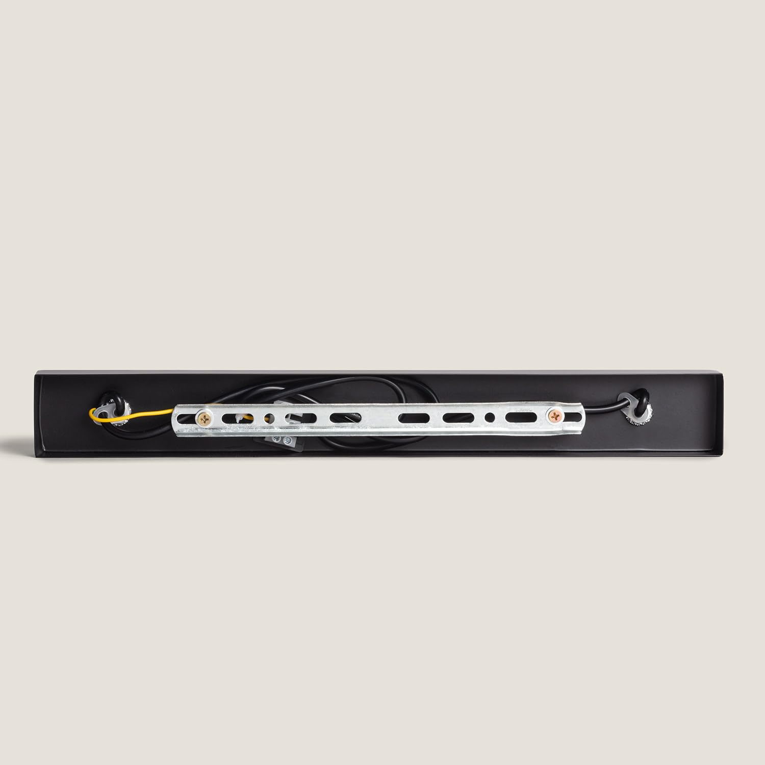 LEDKIA Lámpara Colgante Metal Sardo 3 Focos Negro | Estilo Industrial Retro | Compatible con Bombillas E27 | Altura Regulable | IP20 para Interiores; Negro; Metal