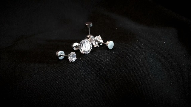 Orecchino pendente in argento sterling 925: solitario con zircone cubico verde - Italia