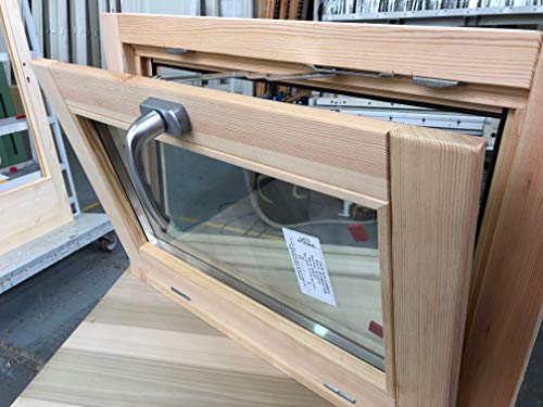 Finestra in legno lamellare di pino, trattata con impregnante preservante naturale e pronta per l'installazione.
