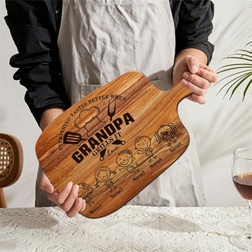 Tabla de Cortar Personalizada para Papá o Abuelo: 'Todo Sabe Mejor Cuando Papá o Abuelo Asa', Tabla de Madera para Cocina, Regalo para Día del Padre, Cumpleaños o Navidad (S 02) miniatura 3