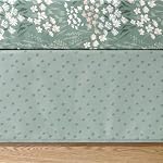Ensemble de literie pour bébé fille The Peanutshell Sage Meadow 3 pièces - Couverture de couette botanique, drap et jupe - Ensemble de literie floral pour berceau fille pour nouveau-né et tout-petit
