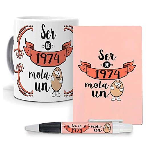mundohuevo Pack Original y Personalizado para Regalo, Ideal para cumpleaños, con año de Nacimiento. Ser de 1974 Mola un Huevo. Libreta, boligrafo y Taza Maxima Calidad.