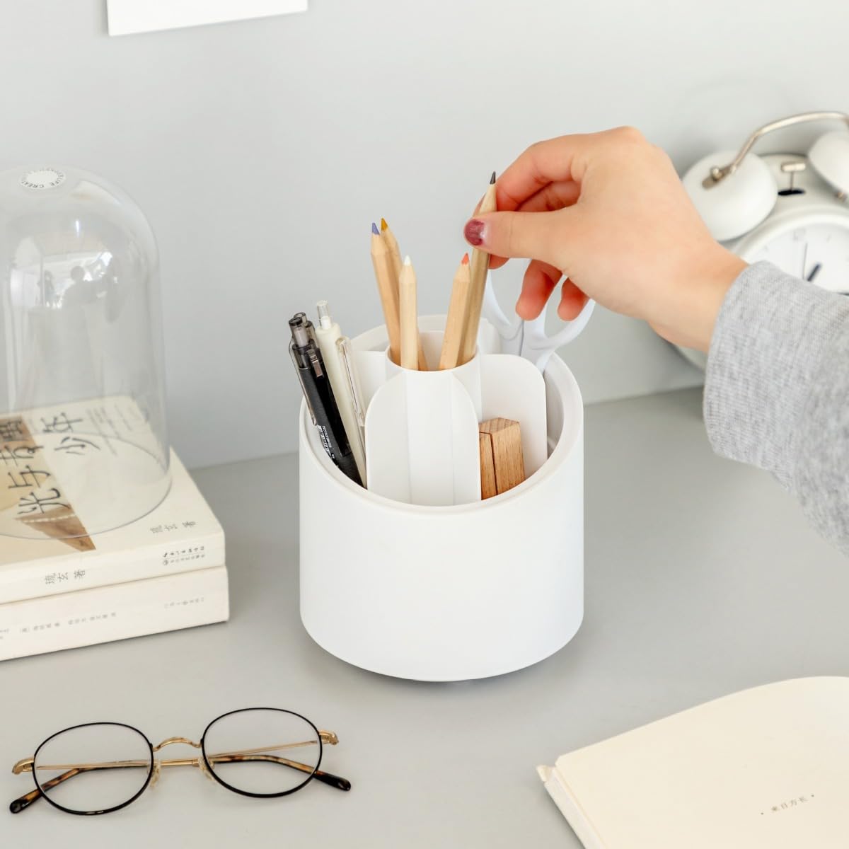 INF Soporte para brochas de maquillaje blanco con tapa, organizador de brochas de maquillaje y contenedor de almacenamiento