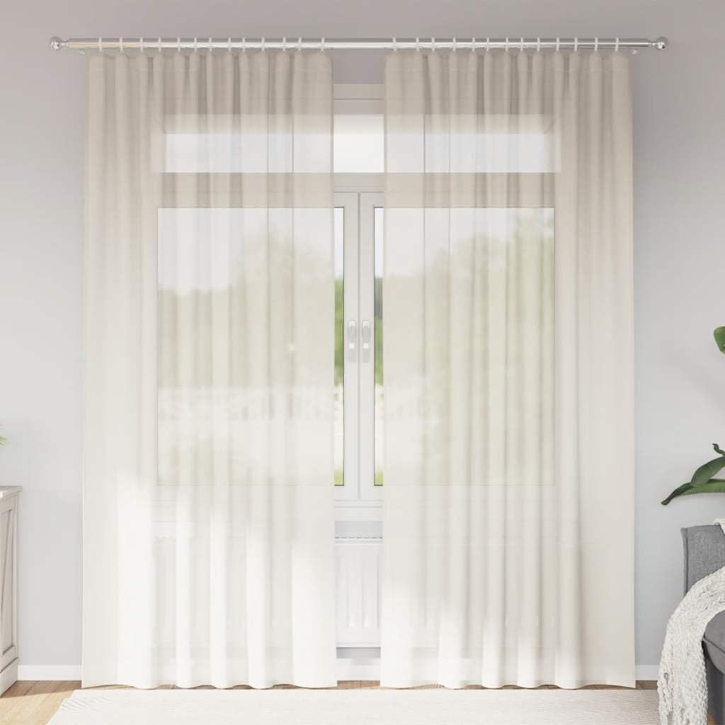 Voile de rideau crème pour une chambre à coucher lumineuse et apaisante