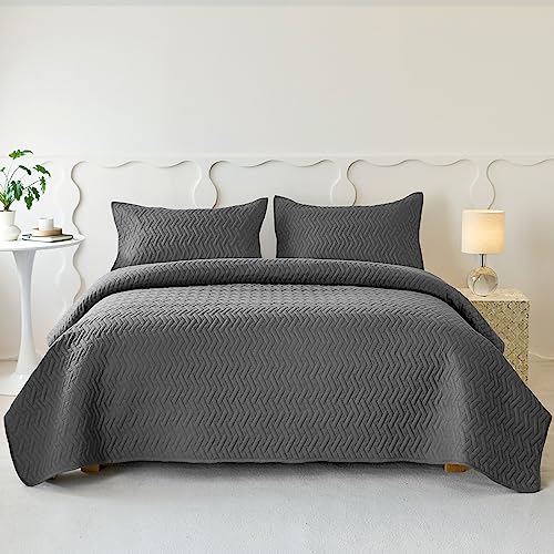 Simple&Opulence Quilted Bedspread King Size,3 Pcs Soft Warm Reversible Bed Throw Coverlet with 2 Pillowcases,Embossed Microfiber Quilt Blanket for All Season,240x260cm,Dark Grey