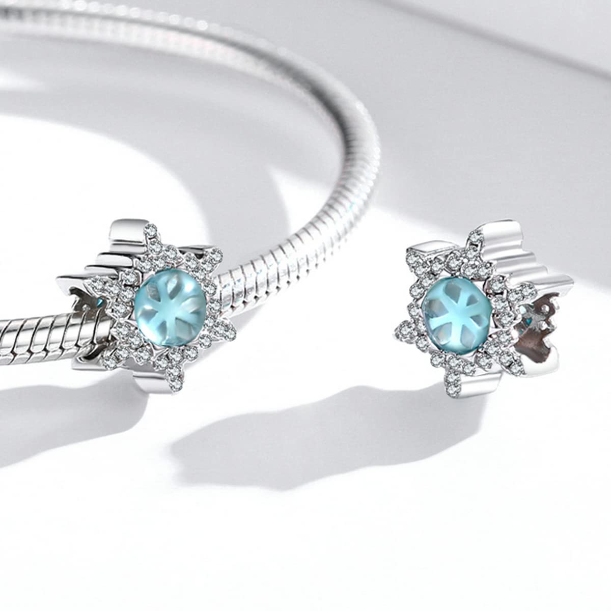 Bracciale da Donna con ciondoli a Forma di Fiocco di Neve in Pietra di Luna in Argento Sterling 925 con Perline a Cuore