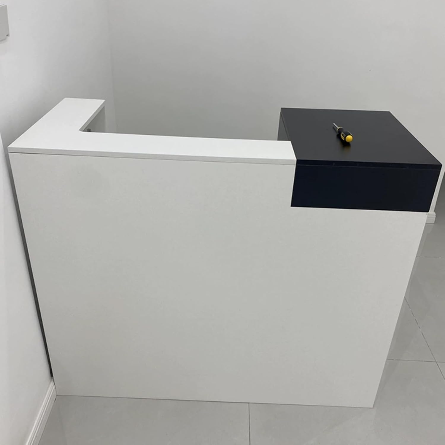 Reception Desk, Front Desk Reception, Retail Counter for Checkoutwith Counter, Front Counter with Lockable Drawer, Reception Room Table Ideal for Malls, Businesses(White+Beige,90cm/35.4in)