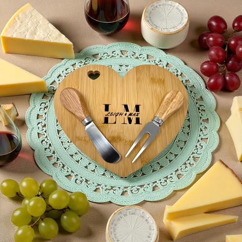 Tablero de corte con forma de corazón personalizado con utensilios – Juego de tablas de bambú grabadas a medida para parejas, bodas, aniversarios, Día de San Valentín, bienvenida al hogar y decoración de cocina miniatura 7