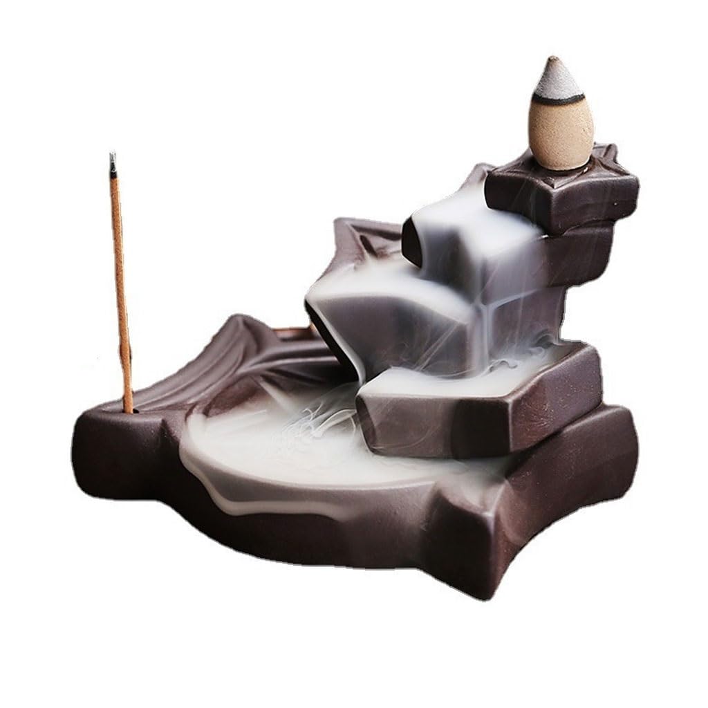 Cascade de fumée zen avec le brûleur d'encens en argile pour un salon relaxant