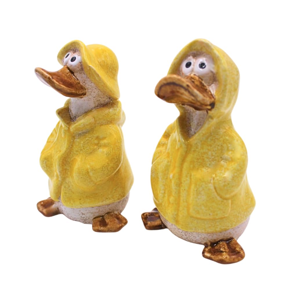 XL 2er Set Dekofiguren, Gartendeko Regenenten, Deko-Enten, Entenfiguren, Gartenfigur Ente, Teichfigur Ente in gelb mit Regenmantel und Mütze als 2er Set, Größe einer Gartenfigur, L/B/H 8 x 8 x 14 cm.