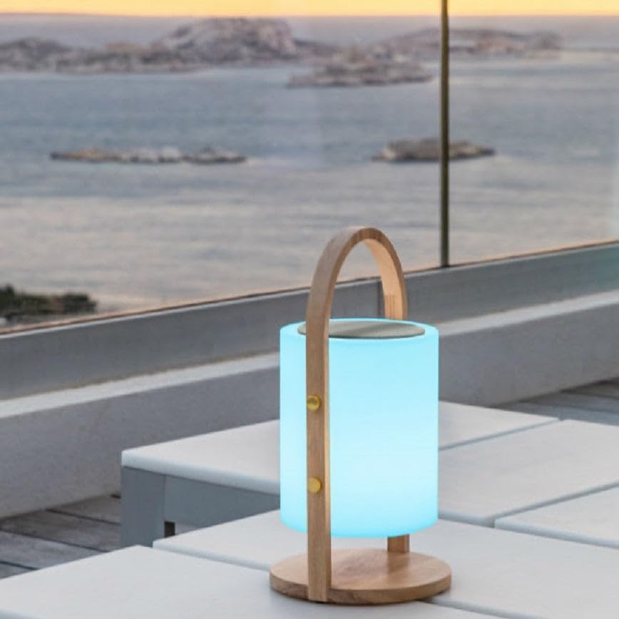 Lumisky WOODY PLAY Lamp avec une lumière bleue sur une terrasse extérieure donnant sur la mer
