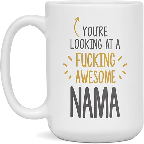 You're Looking At a Fucking Awesome Nama, taza de 15 onzas, color blanco