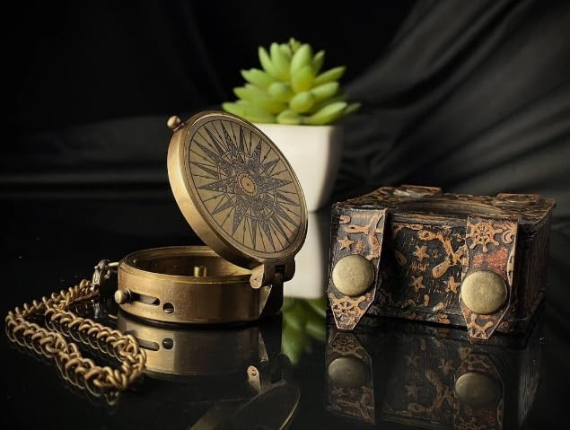 Brújula de Bolsillo Grabada en Latón con Estuche de Cuero – Regalo Náutico Vintage miniatura 3