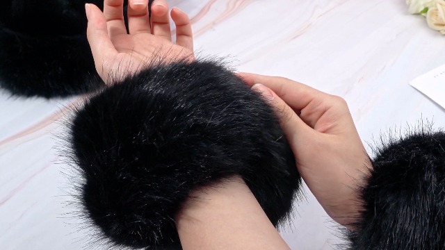 Amazon.com: Chicingyou 3 Pcs Faux Fox Fur Scarf Set for  display picture 1
