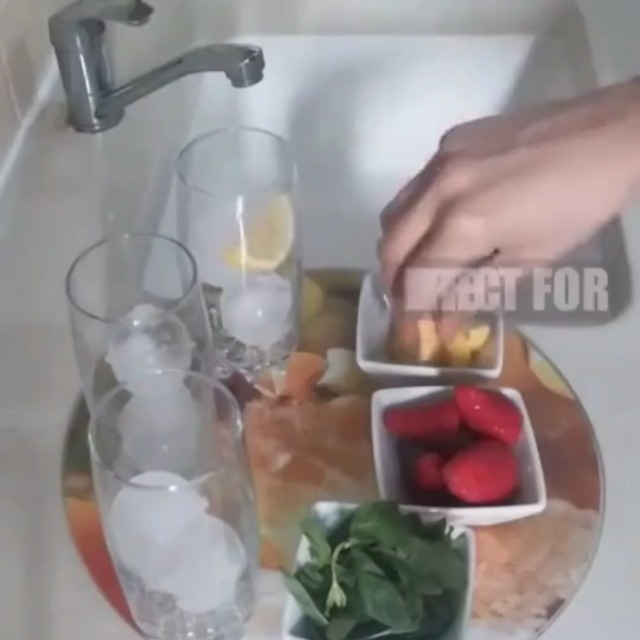 Set de 4 moldes para hielo de silicona con tapa miniatura 7