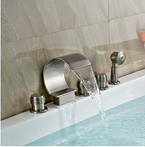 Robinet de baignoire cascade pour créer une ambiance spa à la maison avec douchette