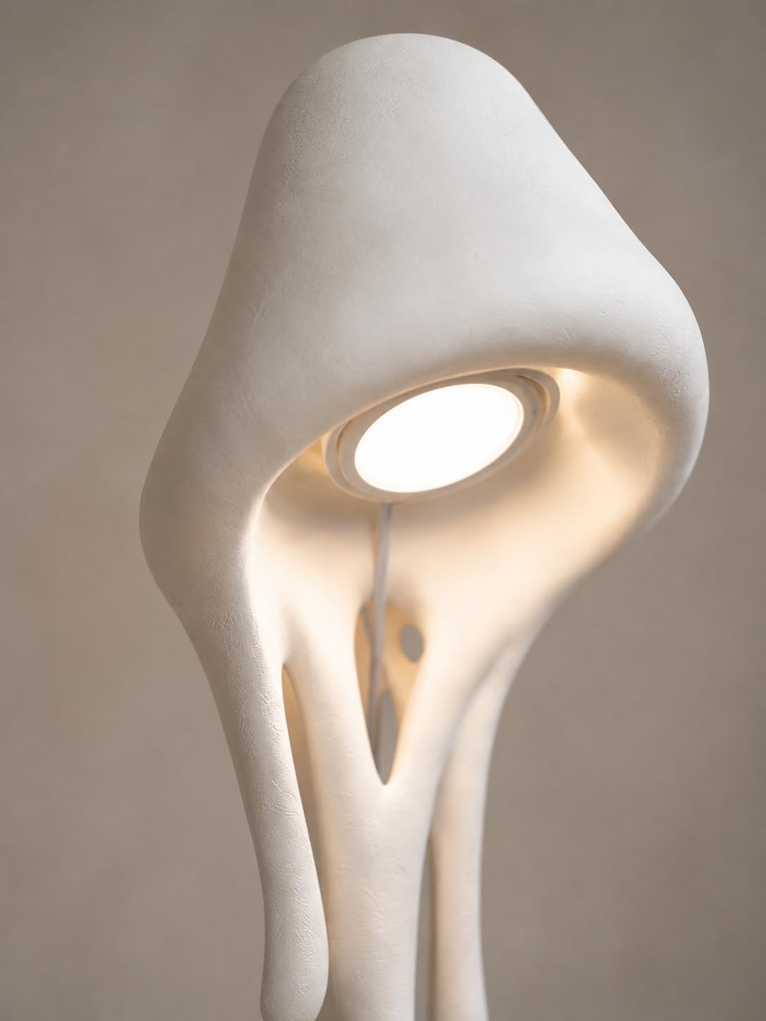 Genérico Candeeiro da tavolo com design fusione uma peça di decoração che sembra scultura.