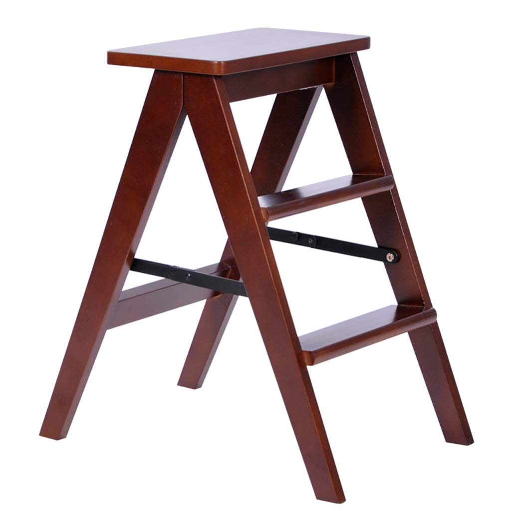 Escabeau en bois pliant marron pour atteindre les placards de cuisine