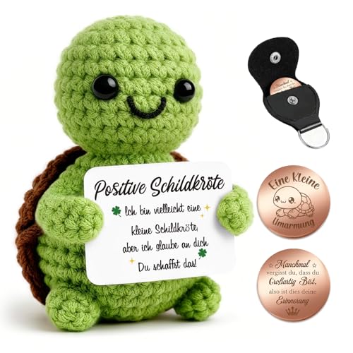 Giftota Pocket Hug Schildkröte - Handgehäkelte Schildkröte Puppe mit Glücksmünze & Lederetui - Glücksbringer & Mutmacher - Geschenkidee zum Geburtstag - Gute Besserung - Geschenk für Männer, Frauen
