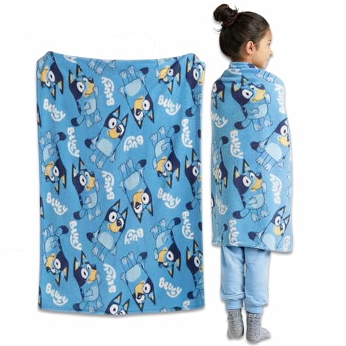 Bluey Manta Coralina Azul 100x140 cm | Licencia Oficial | Suave y Cálida | 100% Poliéster Coral Fleece | para Niños y Fans Lavable y de Secado Rápido