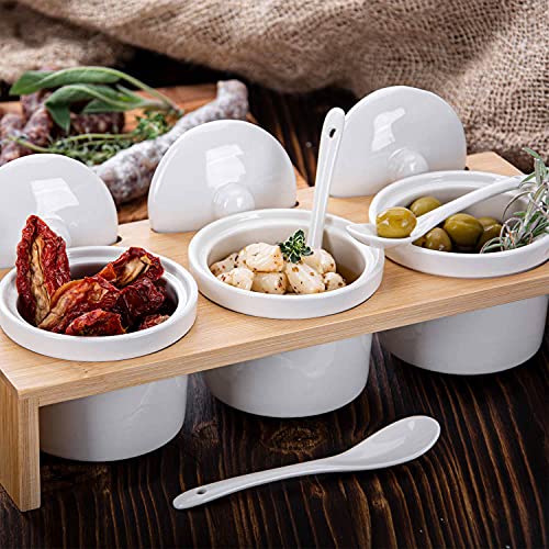 GOODS+GADGETS Servierschalen Set aus Porzellan-Schalen mit Löffeln und Deckeln; 3 Schälchen im Servier-Tablett & Servierbrett-chen als Gewürzbehälter für Snacks, Öle, Salz, Gewürze, Chili & Dressing
