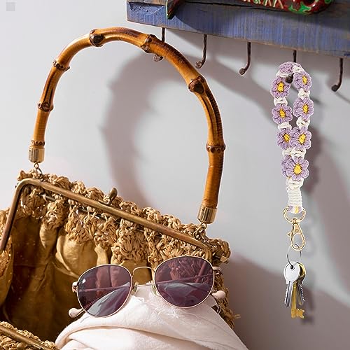 DIVINA VITAE Handgefertigter Boho Makramee Schlüsselanhänger mit Lila Gänseblümchen und Gewebtem Handyhalter – Bild 6
