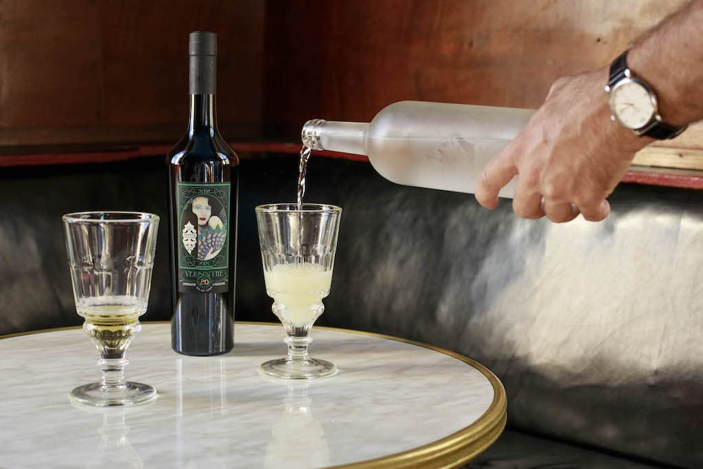 Absinth, "Versinthe Classique 20ans" aus der Provence, Frankreich, Geschenkbox mit Absinthlöffel. 0,7 L, 45 % Vol.