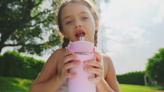 OISIZ Kids Botella de Agua con Tapa de Pajilla 14oz, Botella de Acero Inoxidable 316 Aislada al Vacío para Niños, a Prueba de Fugas, Libre de BPA, Mantiene Frío por 24 Horas miniatura 7