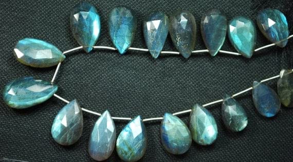 Labradorite facettée de haute qualité aux éclats bleus mystiques