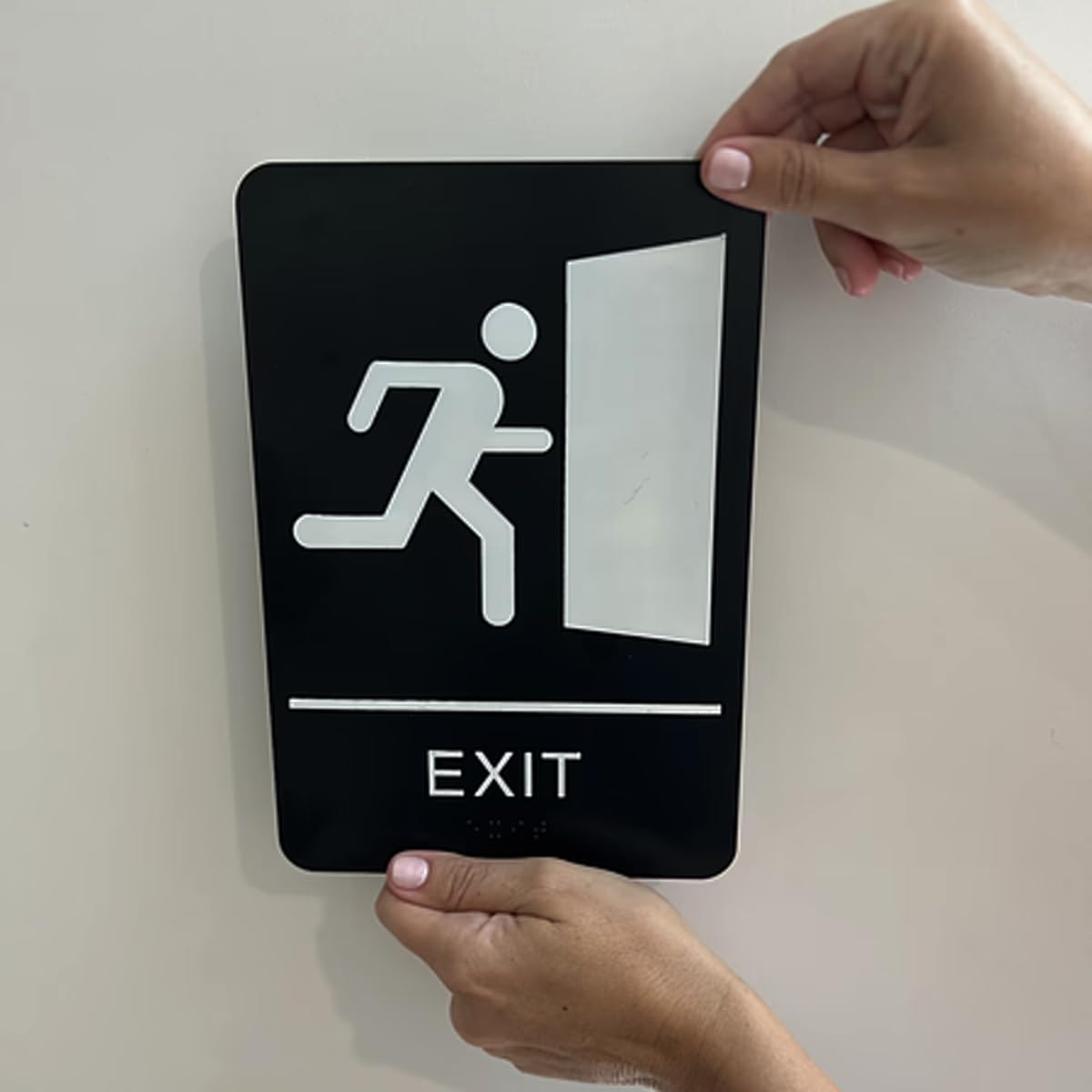 Corko Signs Braille Señal de salida para puerta o pared, ADA compatible con cinta adhesiva de doble cara 3M para asegurar perfectamente en menos de un minuto