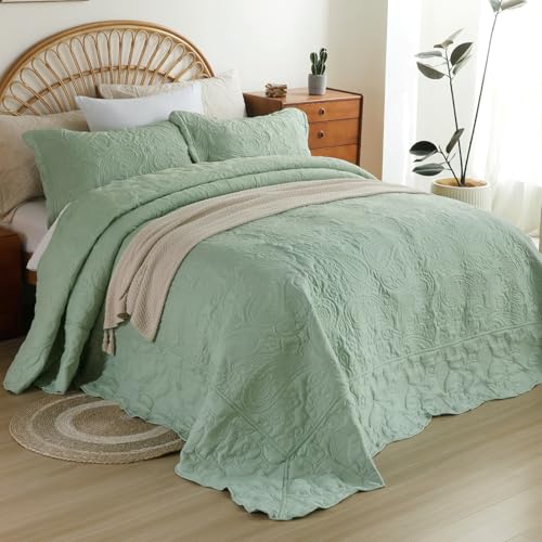 Image of EVENHUG Quilt Set King Size Soft Lightweight Sage Green Bedspreads with 2 Pillow Shams Reversible Bedding Coverlets for All Seasons 3 Piece (106 inchx96 inch)