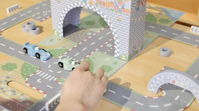 Piste De Course En Bois Magnétique Mamabrum – Valise Pliante Avec 3 Voitures, Pilotes Et Accessoires Routiers – Dès 3 Ans
