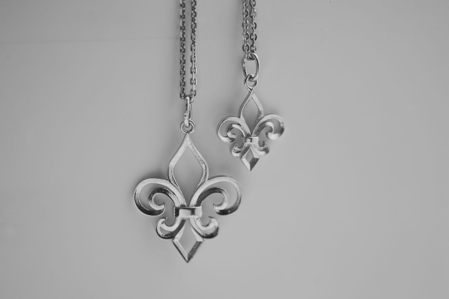 Colgante troquelado en Plata 925 - Flor de Lis (20 MM o 30 MM)