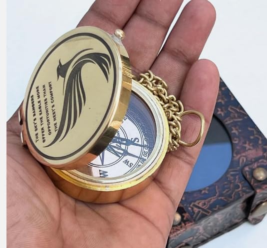 Brújula de bolsillo de latón grabada con estuche de cuero – Frase inspiradora de águila para amantes de la aventura miniatura 5