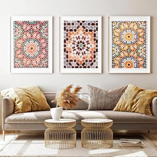 Affiche style bohème pour habiller un grand mur de salon vide avec 3 peintures mosaïque marocaine