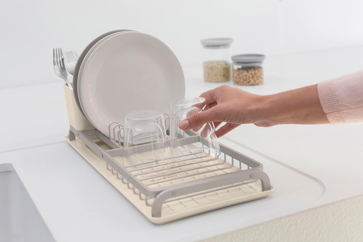 Brabantia Égouttoir Vaisselle Compact SinkSide (Beige Clair), Égouttoir Vaisselle sur évier Polyvalent avec Panier à Couverts Amovible, Organisateur Plan de Travail Cuisine Compact