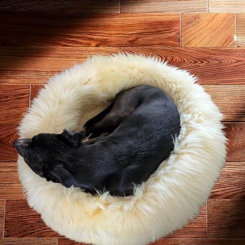 Sheep Dreams Lammfell Hunde- & Katzenbett – kuschelig, hochwertig & gemütlich | 100% Natürliche Merino Schafswolle | inklusive Pflegebürste und Anleitung | (Braun, Ø60)