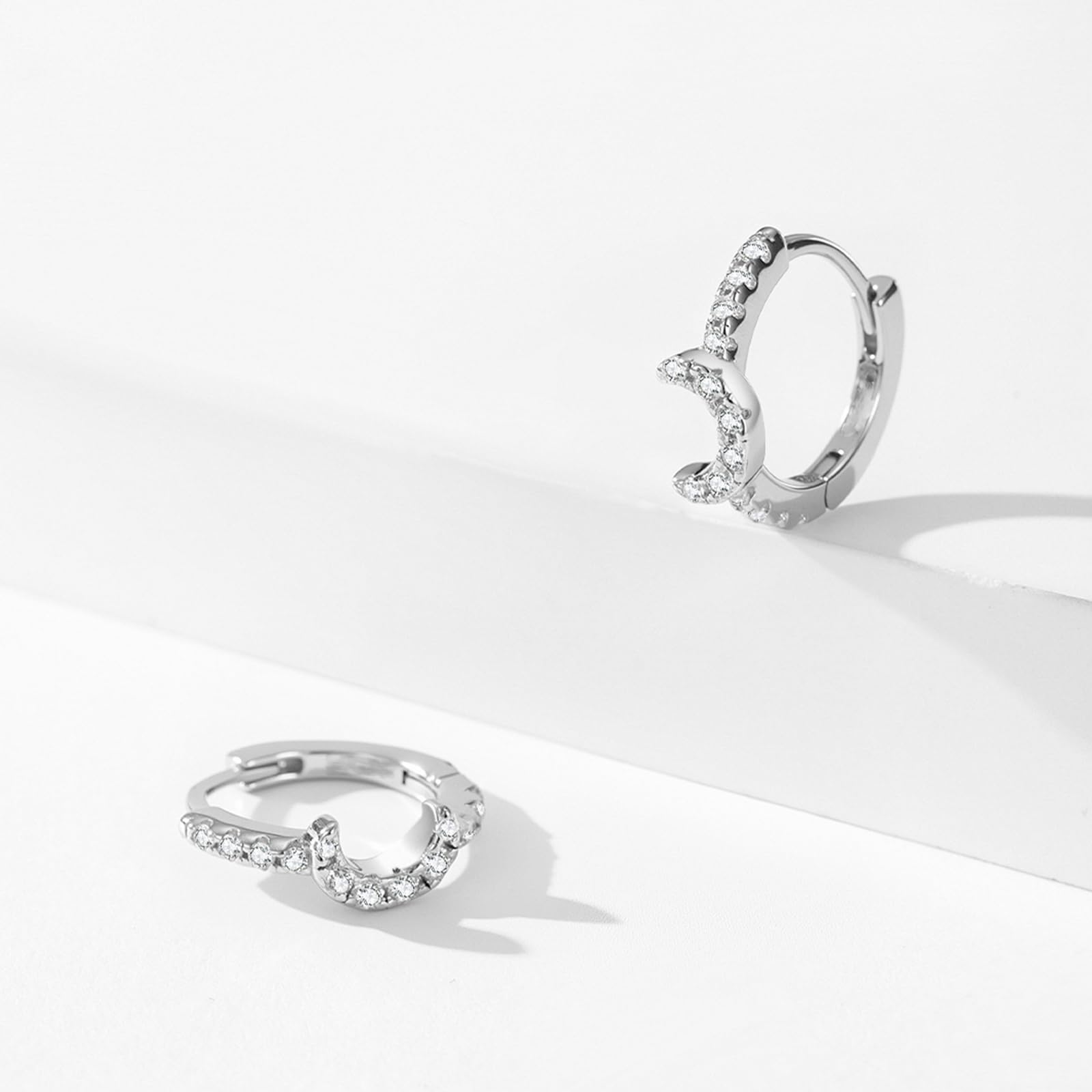 Wycian Pendientes apilables dorados para mujer con moissanita blanca, aretes de aro dorados con luna creciente