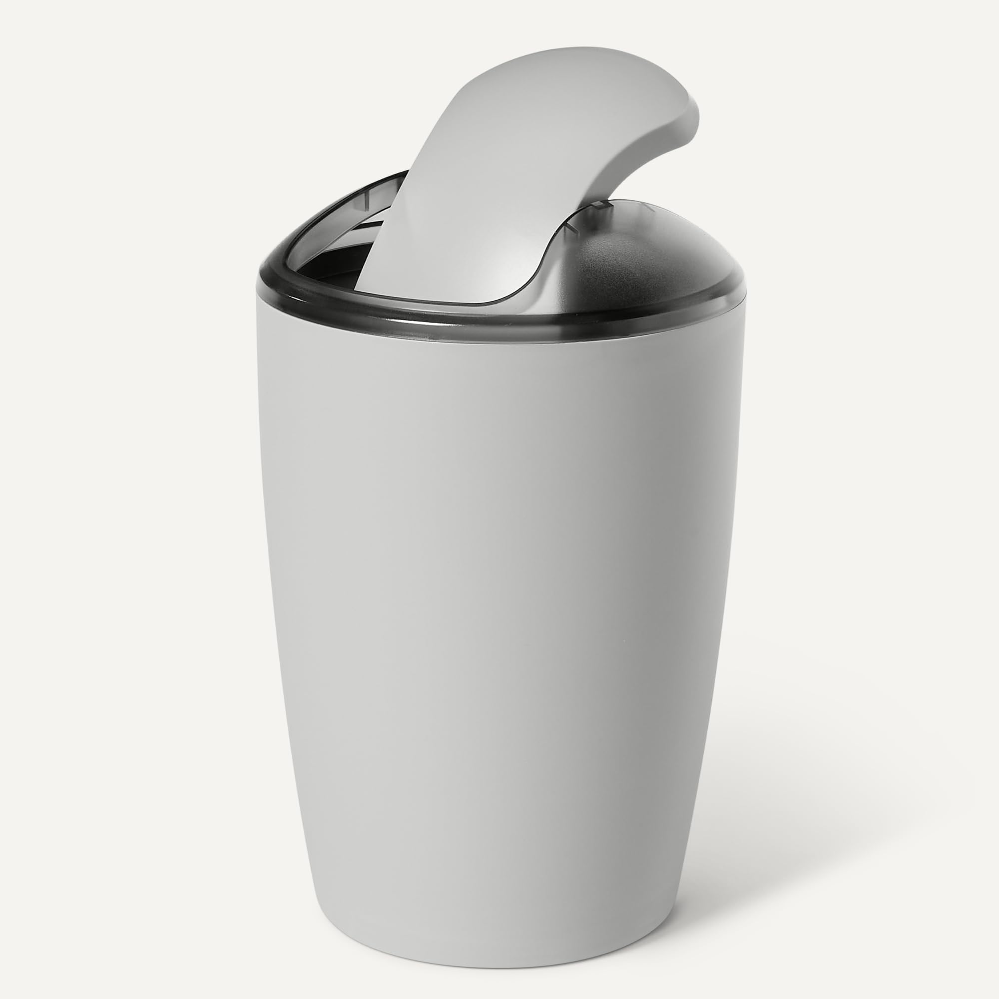 Amazon Basics, Set di Accessori da Bagno con Portaspazzolino, Dispenser di Sapone, Portasapone, Bicchiere per Spazzolino, Pattumiera, Scopino e Supporto, Grigio